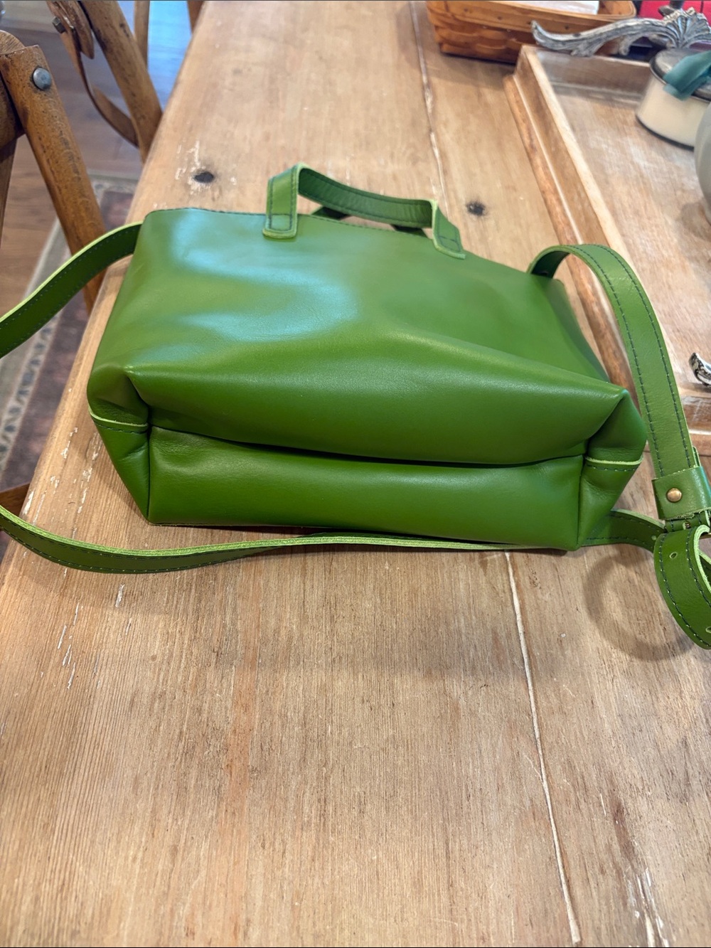 Portland Leather Green Leather crossbody Tote Bag with Front Pocket - Picture 4 of 6